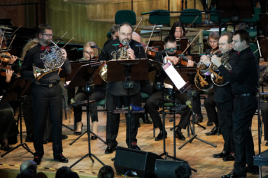 zdjęcie kwartetu waltorniowego FP HORNS grającego na estradzie FP