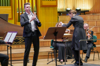 zdjęcie młodego klarnecisty grającego koncert na estradzie FP