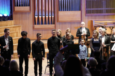 zdjęcie młodych artystów na estradzie FP oklaskiwanych przez publiczność