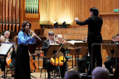 zdjęcie oboistki grającej z towarzyszeniem orkiestry