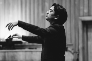 zdjęcie dyrygenta Eugene Tzigana dyrygującego orkiestrą FP