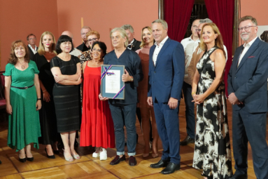 wspólne zdjęcie orkiestry i prezydenta Bydgoszczy