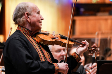 zdjęcie starszego mężczyzny grającego na skrzypcach