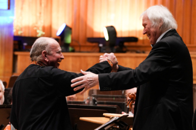 zdjęcie dwóch starszych mężczyzn podających sobie dłonie