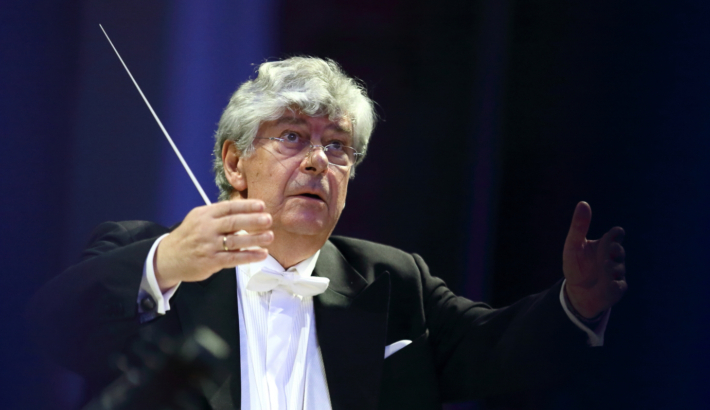 zdjęcie dyrygenta z batutą w ręku