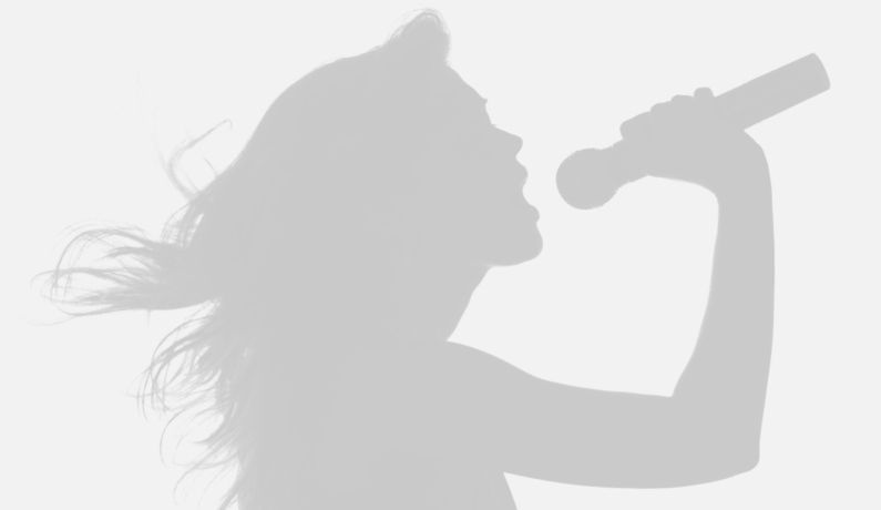 Sylwetka kobiety z rozwianymi włosami, w prawej dłoni trzyma mikrofon