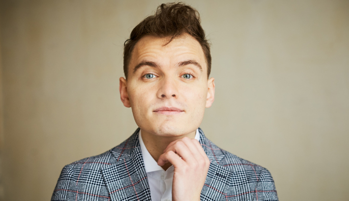 zdjęcie młodego mężczyzny z wysunięta do przodu brodą podpartą na ręku