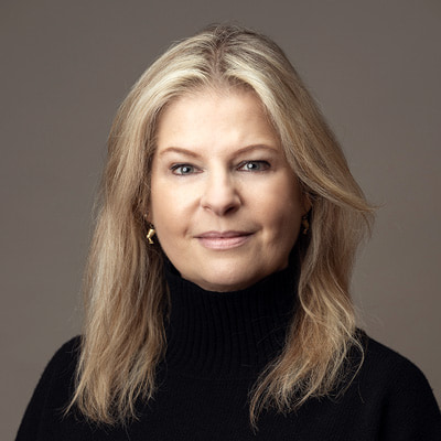 zdjęcie portretowe kobiety w średnim wieku z rozpuszczonymi blond włosami
