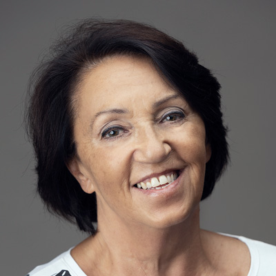 zdjęcie portretowe uśmiechniętej kobiety z czarnymi włosami, średniej długości