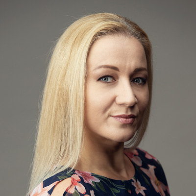 zdjęcie portretowe młodej kobiety w blond, długich włosach