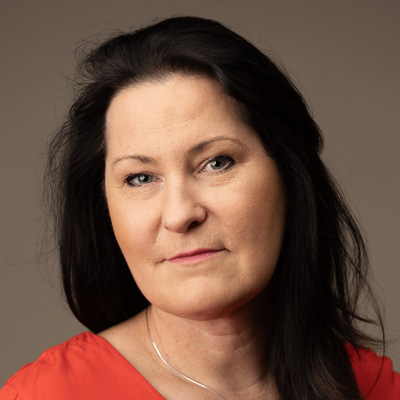 Monika Tomaszewska zdjęcie portretowe kobiety w średnim wieku, z długimi ciemnymi włosami