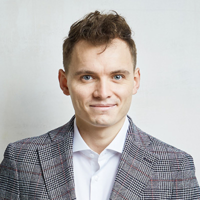 zdjęcie portretowe młodego, uśmiechniętego mężczyzny