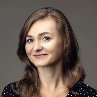 zdjęcie portretowe młodej kobiety w lśniących, średniej długości włosach