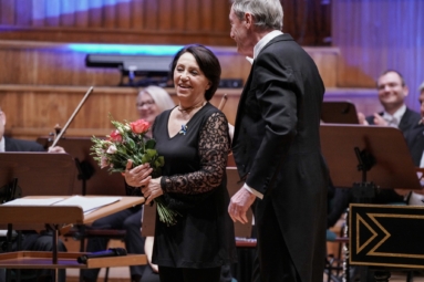 uśmiechnięta kobieta z bukietem kwiatów,