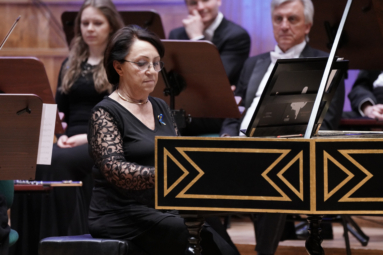 kobieta grająca na klawesynie