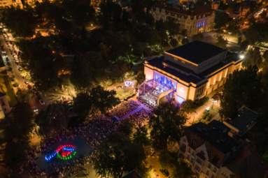 Gmach Filharmonii lotu ptaka podczas koncertu plenerowego pod gwiazdami