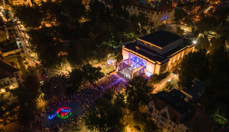 Gmach Filharmonii lotu ptaka podczas koncertu plenerowego pod gwiazdami