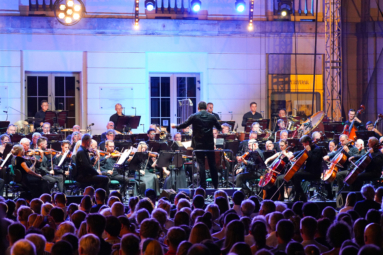 Orkiestra Symfoniczna FP na estradzie podczas koncertu plenerowego pod gwiazdami