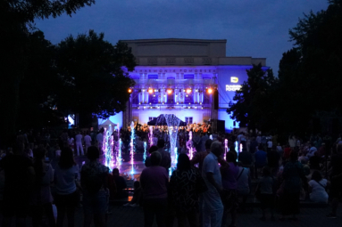 Zdjęcie gmachu Filharmonii podświetlonego w kolorach fioletu