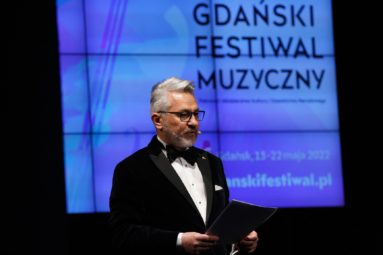 zdj mężczyzny w eleganckim fraku z idealnie ułożonymi włosami siwego koloru