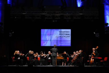 zdjęcie orkiestry na estradzie