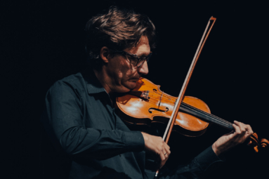 zdjęcie mężczyzny grającego na skrzypcach