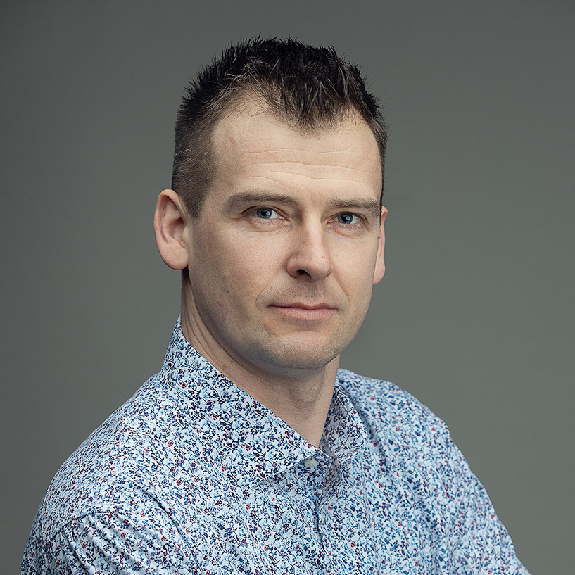 Michał Nowak zdjęcie portretowe młodego mężczyzny w brązowych włosach z zawadiackim spojrzeniem