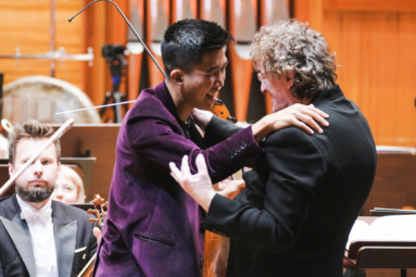 zdjęcie dwóch mężczyzn w serdecznym uścisku