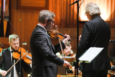 zdjęcie mężczyzny w średnim wieku, grającego na skrzypcach