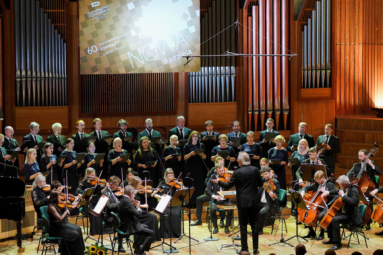 zdjęcie orkiestry i chóru na estradzie FP