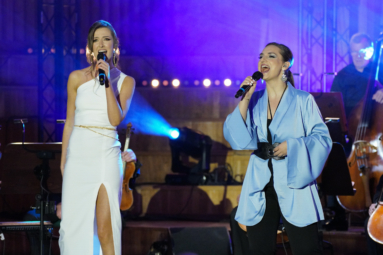 Dwie młode wokalistki: Aga Twardowska i Ania Grzelak w duecie wykonują piosenkę