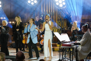 Małgorzata Ostrowska, Kasia Cerekwicka, Ania Grzelak, Aga Twardowska podczas wspólnego wykonania piosenki