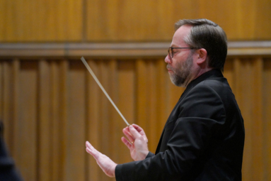 zdjęcie mężczyzny z batutą w ręku