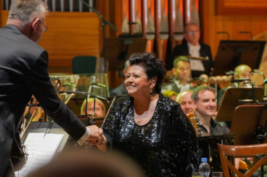 zdjęcie kobiety podającej rękę koncertmistrzowi