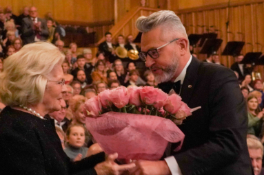 dyrektor Maciej Puto wręcza kwiaty Elżbiecie Pendereckiej
