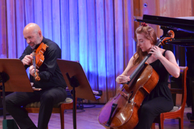 zdjęcie altowiolisty i wiolonczelistki grających koncert