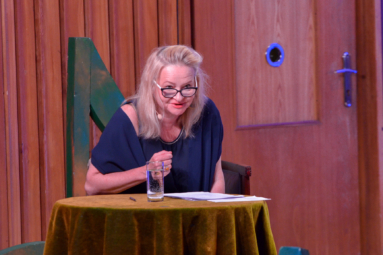 zdęcie aktorki czytającej wiersze dla dzieci