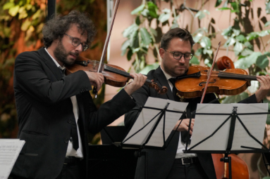 zdjęcie skrzypka i altowiolisty grających koncert