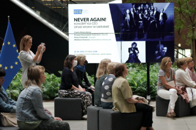 zdjęcie publiczności wysłuchującej koncertu