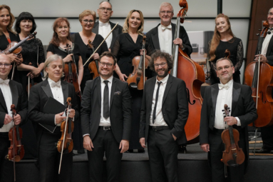 muzycy orkiestry Capella Bydgostiensis wraz z solistami, pozujacy do zdjęcia