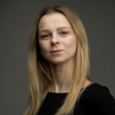 Justyna Narewska zdjęcie młodej kobiety w długich blond włosach