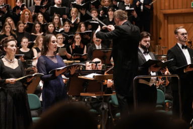 zdjęcie śpiewaków: dwóch kobiet i dwóch mężczyzn podczas kocnertu