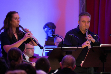 zdjęcie kobiety i mężczyzny grających duet na obojach