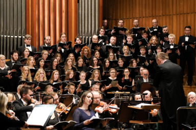 zdjęcie śpiewającego chóru złożonego z młodych osób