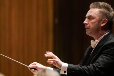 zdjęcie mężczyzny w krótkich włosach z batutą w ręku