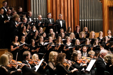 zdjęcie śpiewającego chóru i grającej orkiestry na estradzie FP