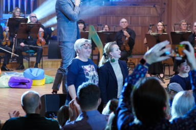 zdjęcie dwóch kobiet oklaskiwanych przez publiczność