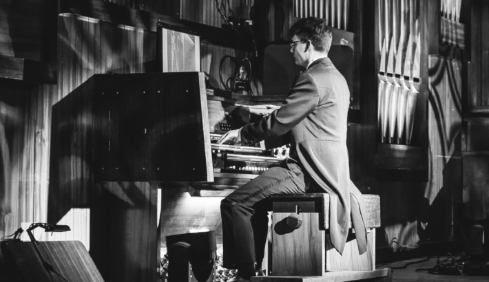 Filip Presseisen grający na organach