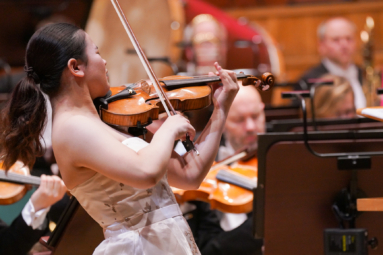 zdjęcie młodej, azjatyckiej skrzypaczki grającej na instrumencie