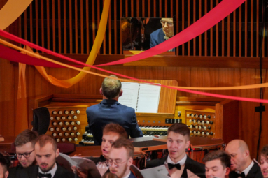 zdjecie muzyka grającego na organach